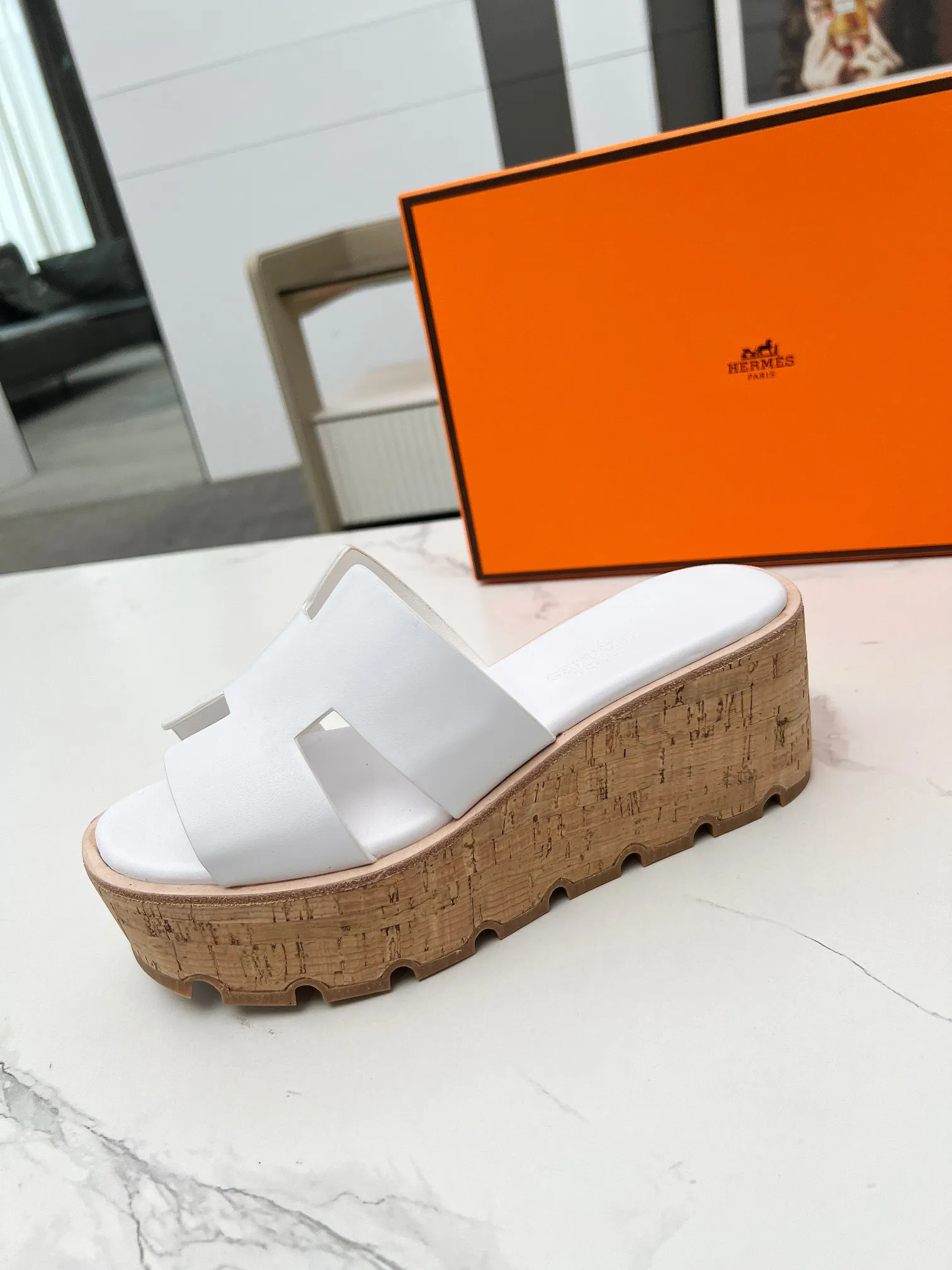 👟👟Ex-factory price 400👟👟 Hermès, upgraded version and workmanship materials. Hermes®🔴The highest version of handmade shoes on the market✨✨ Top product Hermès platform shoes🐎——————————The new model in early spring is the same as the original version, handmade by masters! ❥High-end customization, exclusive products, the highest version in the industry⚠❥Using: Hermers upper: Italian imported cowhide + sheepskin lining (pursuing top walking comfort) ✨～～〰〰〰〰❥ Packing: full set of original packaging━━━━Hermes━━━━━ size: 35-41 (42) customized and non-returnable)